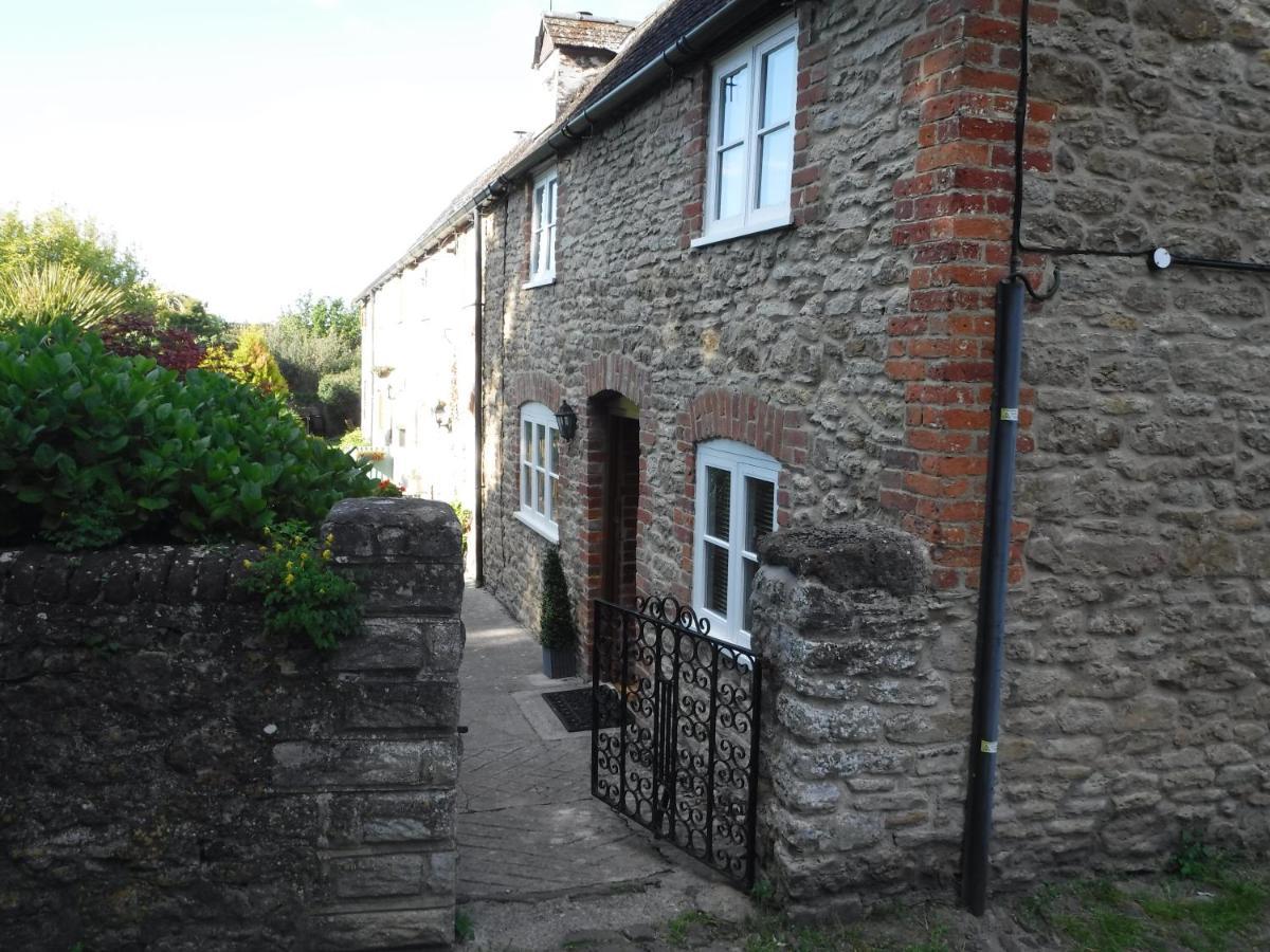 2 Vicarage Lane Villa Highworth Exterior photo